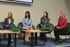 Na fotelach siedzą panelistki.