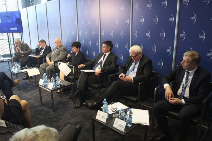 Fot. PTWP/ Eliza Madej Jan Pastwa i inni prelegenci debatują w sali konferencyjnej