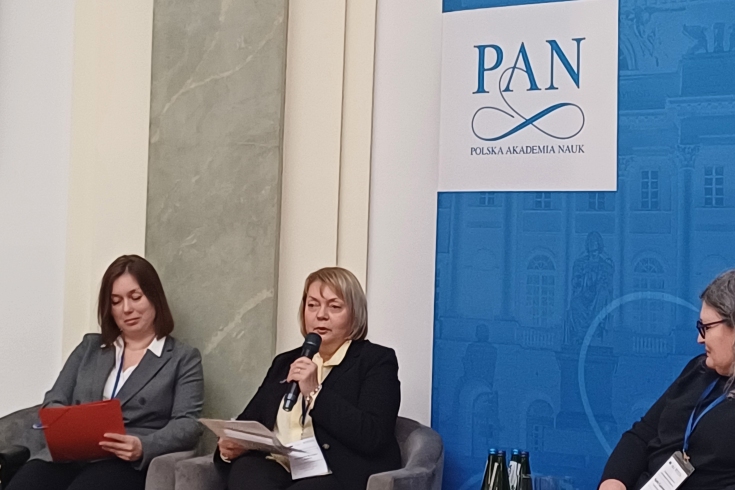 Prelegenci siedzą na fotelach