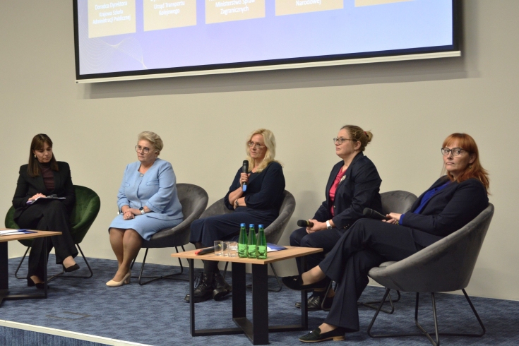 Na fotelach siedzą panelistki.