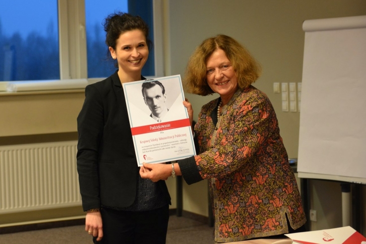 Ewa Junczyk-Ziomecka wręcza dyplom z podziękowaniami Karolinie Biłej, pracownikowi OKS KSAP