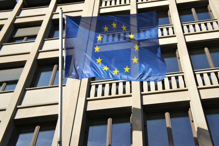 Fot. Yukiko Matsuoka CC by 2.0 Flaga Unii Europejskiej powiewająca na zewntąrz przed budynkiem